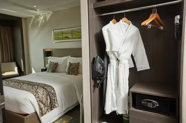جناح بسرير كينج بغرفة نوم واحدة بمنطقة جلوس، Belmont Hotel Manila 1/7