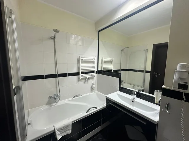 غرفة بسرير مزدوج مع أريكة، Business Faltom Hotel 9/10