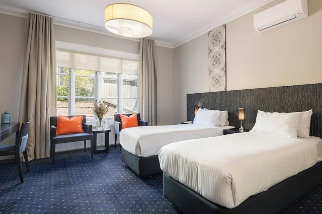 Governor, King Bed، Sovereign Hill Hotel 1/5