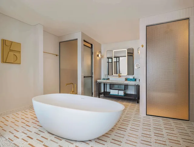 جناح بسرير كينج بشرفة، La Festa Phu Quoc, Curio Collection by Hilton 5/5
