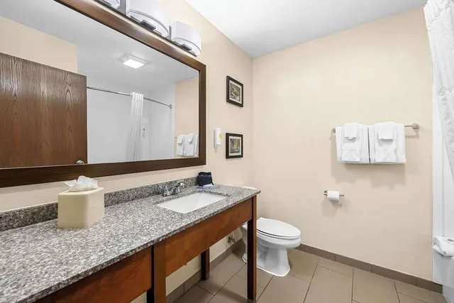 جناح بسرير كينج بجاكوزي، Comfort Inn Suites Pueblo 6/7