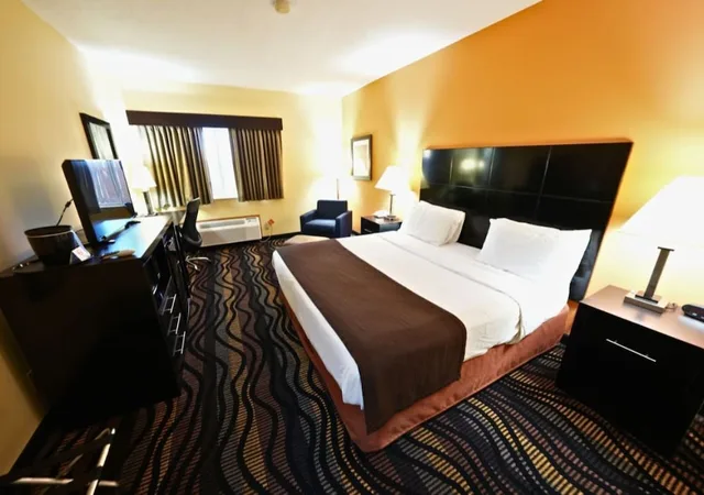 Standard, King Bed, Accessible, Americinn By Wyndham Streator 2/6