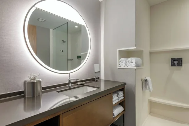 غرفة ركنية بسرير كينج مع أريكة، Courtyard by Marriott Fort Lauderdale Downtown 3/3