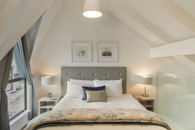 Mezzanine, Loft, King Bed، Aria On Bank 2/4