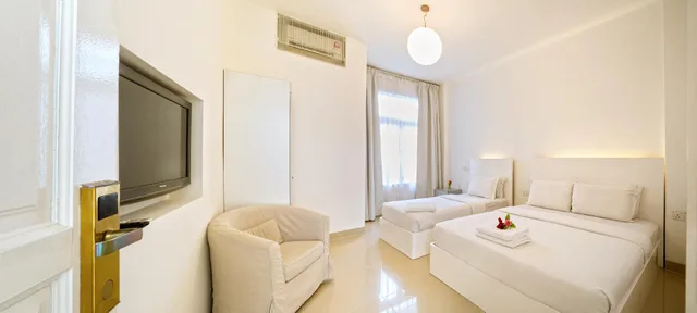 غرفة قياسية ثلاثية بسرير كوين وسرير فردي، CHULIA HERITAGE HOTEL 1/2