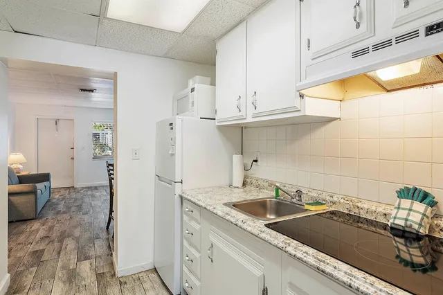 شقة بسرير كينج مع أريكة بمطبخ صغير، Malibu Resort Motel 9/10
