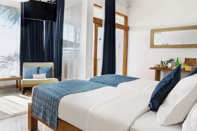 غرفة ثلاثية بسرير كينج وسرير فردي بإطلالة جزئية على البحر، Pesona Beach Resort Spa 5/8
