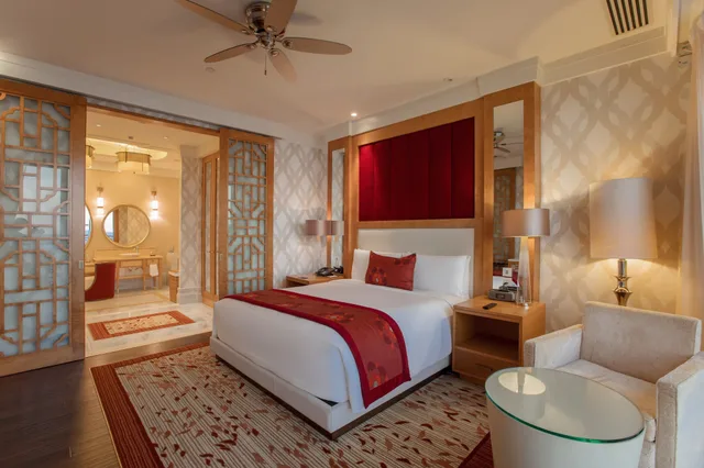 جناح غراند بسرير كينج بإطلالة على البحر للمدخنين، InterContinental Grand Ho Tram 3/10
