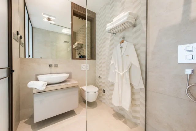دوبلكس بسرير كينج وسرير كوين بغرفتي نوم مع أريكة، The Garden Suites 4/5
