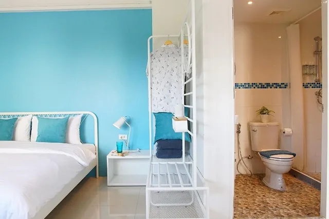 غرفة قياسية بسرير كوين بشرفة، ME U Hostel Pattaya 6/10