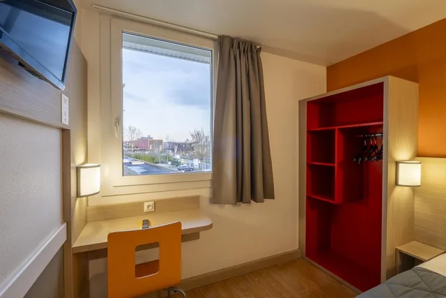 غرفة قياسية بسرير مزدوج وسرير فردي، PREMIERE CLASSE HOTEL ROISSY - AEROPORT CDG - LE MESNIL AMELOT 6/7
