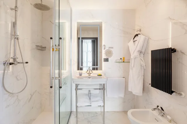 جناح رئاسي بسريرين كينج مع أريكة، Roma Luxus Hotel 10/10