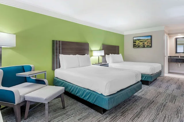 غرفة قياسية بسريرين كوين لذوي الإعاقة، Best Western Cordelia Inn 2/8