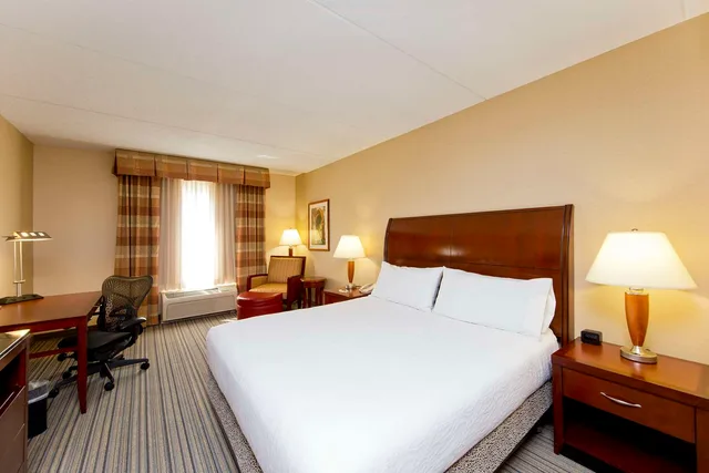 غرفة بريميوم بسرير كينج، Hilton Garden Inn Winchester 3/8