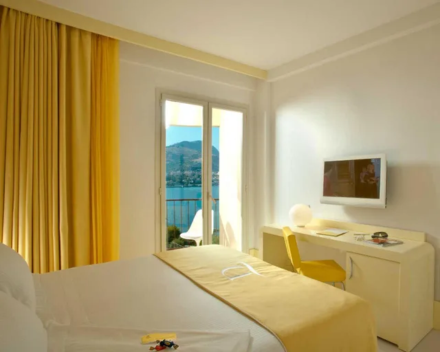غرفة ثلاثية بسرير كوين بإطلالة على البحر مع أريكة، Domina Zagarella Sicily 7/10