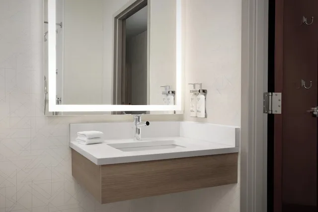 غرفة قياسية بسريرين كوين لذوي الإعاقة، Holiday Inn Express Hotel Suites Chambersburg 2/4
