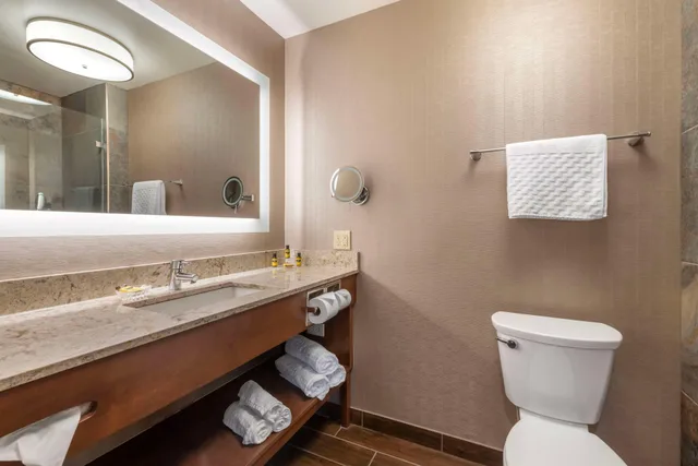 Room, Queen Bed, Village View, Accessible، Best Western Plus Superior Inn 2/2