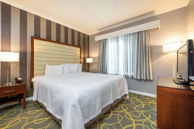 غرفة بسرير كينج بحوض استحمام لذوي الإعاقة، Best Western Plus Dixon Davis 5/10