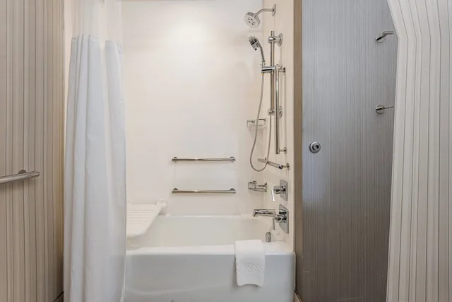 غرفة بسريرين كوين لذوي الإعاقة، Courtyard by Marriott Asheville Biltmore Village 6/6