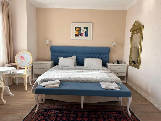 غرفة عائلية رباعية بسرير كينج وسريرين منفصلين، Aeneas Hotel 3/8