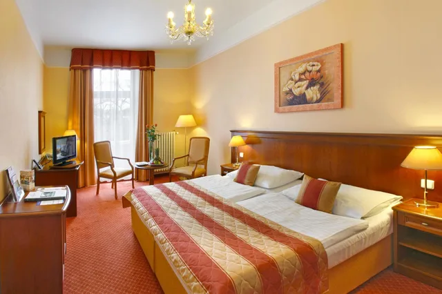غرفة سوبيريور بسرير مزدوج أو سريرين منفصلين بإطلالة على الحديقة، Centralni Lazne Ensana Health Spa Hotel 2/6