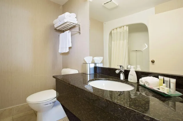 غرفة بسريرين كوين يُسمح فيها بالحيوانات الأليفة في الطابق الأرضي، Best Western Inn On The Bay 2/3