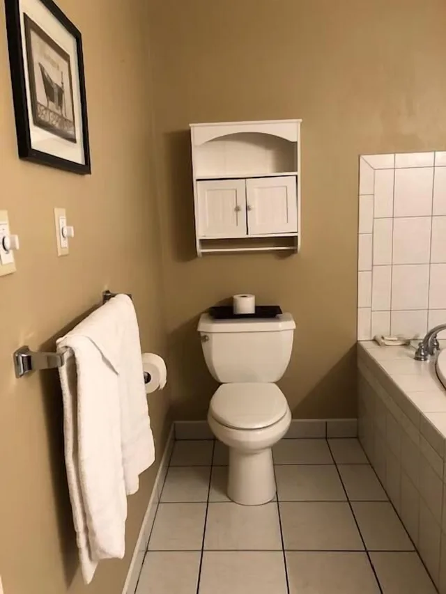 جناح رباعي بسرير كينج، Camelot Restaurant Inn 2/2