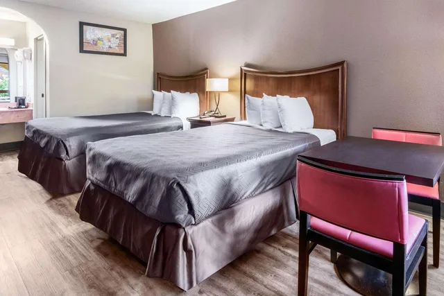 غرفة بسريرين مزدوجين، Econo Lodge Gainesville Downtown Area 1/4
