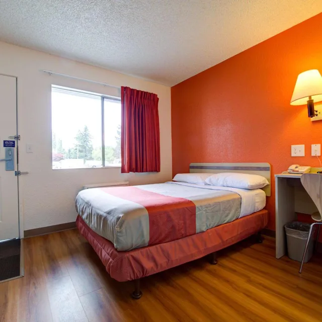 1 Queen Bed Micfridge, Motel6 Seattle, WA - Airport 6/10