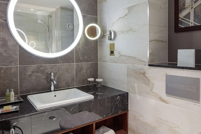 Deluxe, 2 Double Beds, Hilton Belfast 2/4