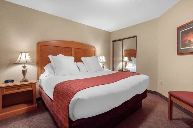 غرفة بسرير كينج مع أريكة، Norfolk Lodge Suites Ascend Hotel Collection 6/10