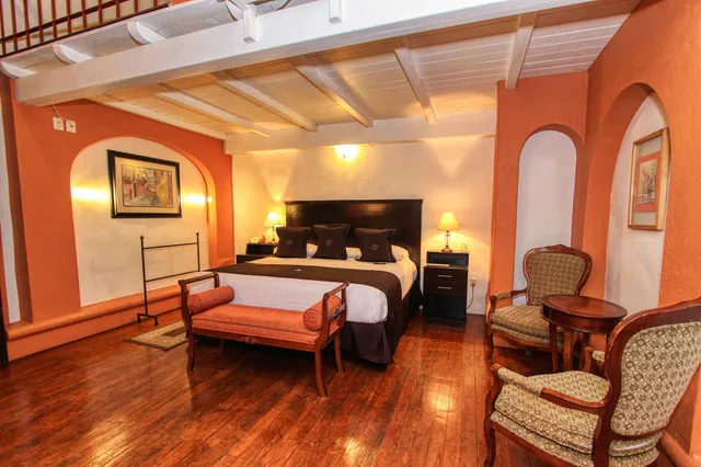غرفة جونيور بسرير كينج وسريرين مزدوجين بإطلالة على المدينة بشرفة، La Casona de Don Lucas 2/8