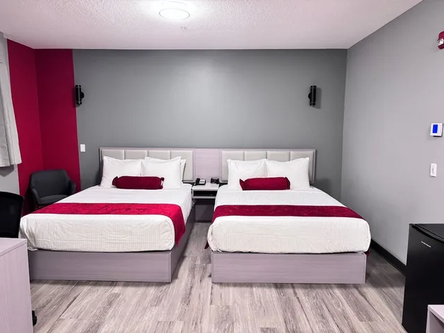 غرفة بسريرين كوين بمطبخ صغير، Ramada by Wyndham West Edmonton Hotel & Suites 1/6