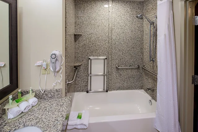 غرفة بسريرين كوين مع أريكة لذوي الإعاقة، Holiday Inn Express Augusta North 4/4