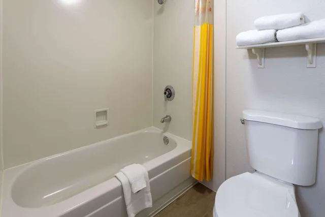 غرفة تنفيذية بسرير مزدوج، La Quinta Inn & Suites by Wyndham Kingsport Tri-Cities 3/3