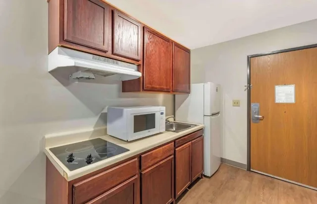 غرفة بسرير كوين لغير المدخنين بمطبخ، Studio 6 Extended Stay Little Rock Southwest AR 9/10