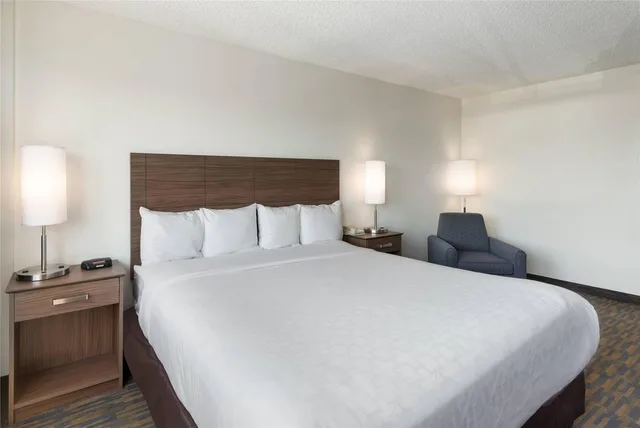 Upgrade, King Bed, Accessible، Clarion Hotel Concord/Walnut Creek 3/5