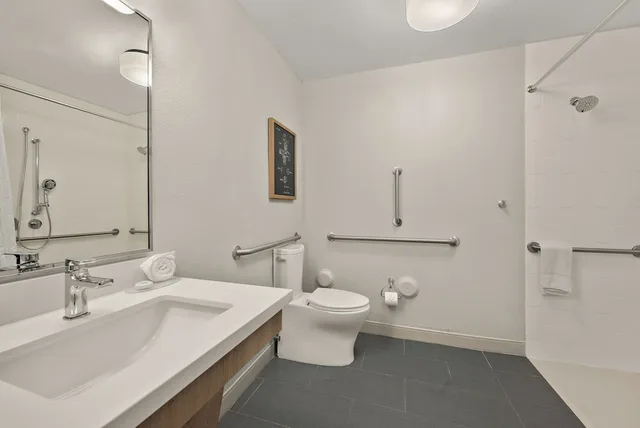 جناح بسرير كوين مع أريكة لذوي الإعاقة، Sonesta Simply Suites Birmingham Hoover 8/10