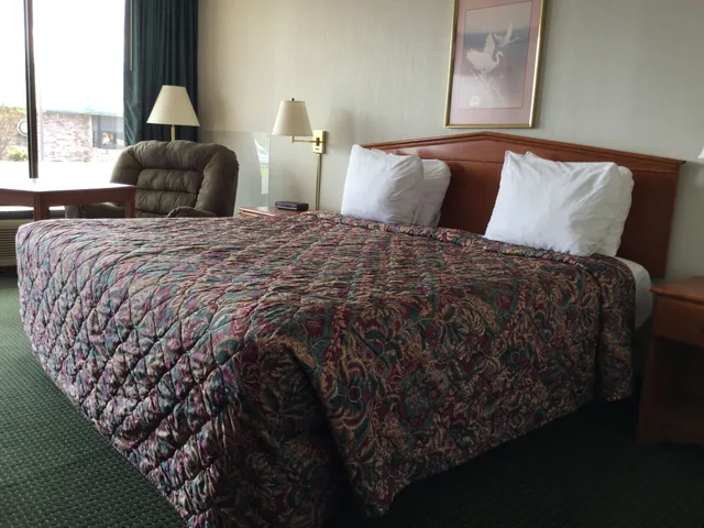غرفة بسرير كينج للمدخنين، Sunset Inn Clarksville 2/5