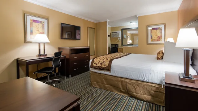 غرفة قياسية بسرير كينج، Best Western Courtesy Inn - Anaheim Park Hotel 8/10
