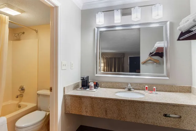 Standard, 2 Queen Beds, Accessible, Econo Lodge Byron - Warner Robins 3/3