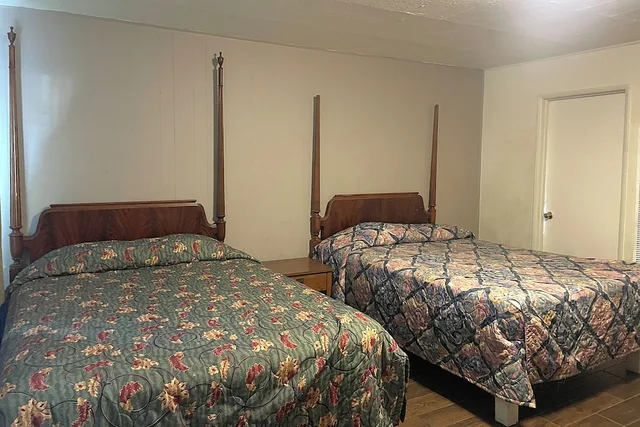 غرفة بسريرين كوين لغير المدخنين، Oak Motel Modesto CA 2/9
