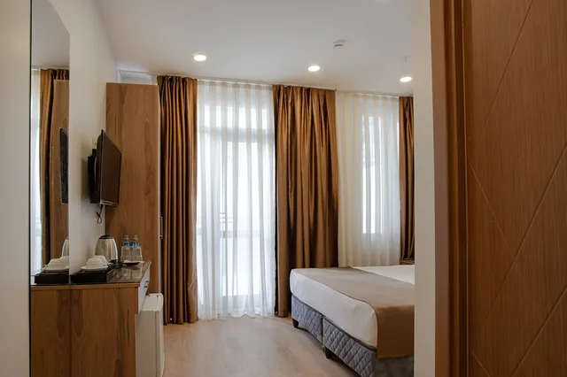 غرفة سوبيريور بسرير كوين بإطلالة على البحر بشرفة، West Palace Hotel 5/9