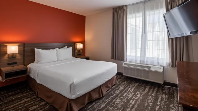 غرفة بسرير كوين بإطلالة، Charlevoix Inn Suites, SureStay Collection by Best Western 4/9