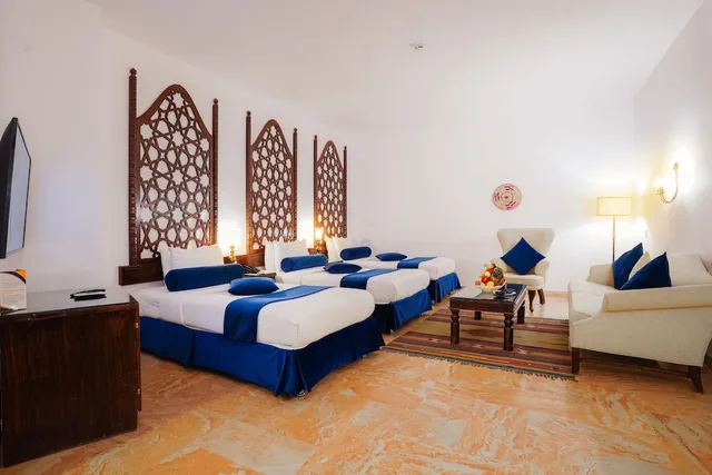 غرفة قياسية ثلاثية بثلاثة أسرّة، Old Village Resort Petra 1/10