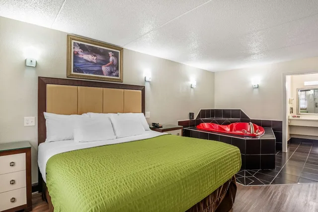 غرفة قياسية بسرير كينج بحوض جاكوزي، Econo Lodge Richmond-North Chesterfield 2/4