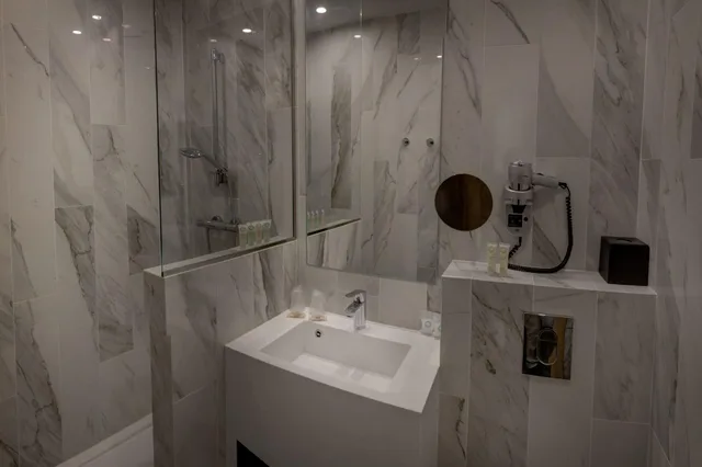 Family, Multiple Beds، Best Western Plus Hotel Comedie Saint-Roch 6/9