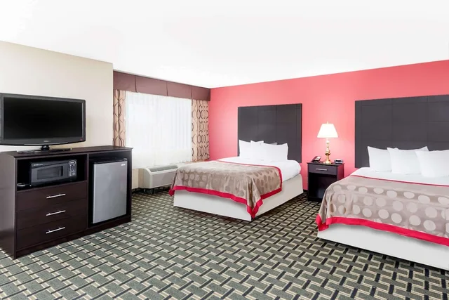 جناح استوديو بسريرين مزدوجين، Ramada By Wyndham Vandalia 6/9