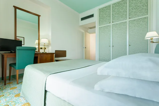 Standard, Double Bed, Coast View، Lloyd's Baia Hotel 2/2