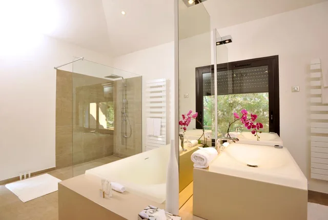 جناح بحوض جاكوزي، Hotel Font Mourier 4/5